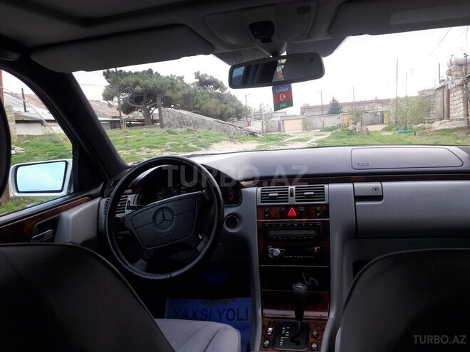 Mercedes E 240 1999, 226,170 km - 2.4 l - Bakı