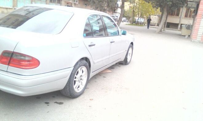 Mercedes E 240 1998, 297,000 km - 2.4 л - Bakı