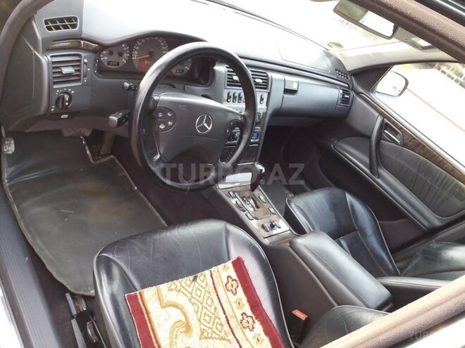 Mercedes E 320 2001, 380,000 km - 3.2 л - Quba