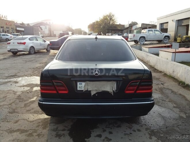 Mercedes E 320 2001, 380,000 km - 3.2 л - Quba