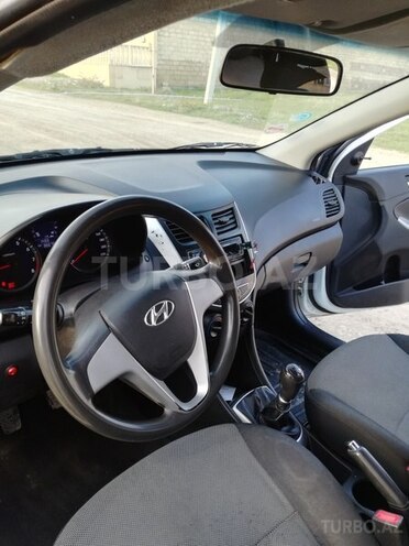 Hyundai Accent 2013, 86,675 km - 1.6 л - Göygöl