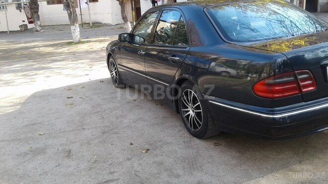 Mercedes E 220 2001, 325,000 km - 2.2 l - Bakı
