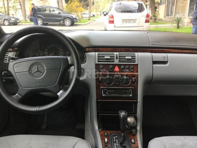 Mercedes E 240 1999, 214,000 km - 2.4 l - Bakı