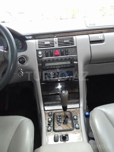 Mercedes E 240 2001, 176,000 km - 2.4 л - Bakı