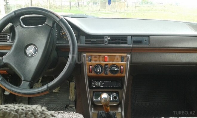 Mercedes E 250 1992, 285,000 km - 2.5 l - Biləsuvar