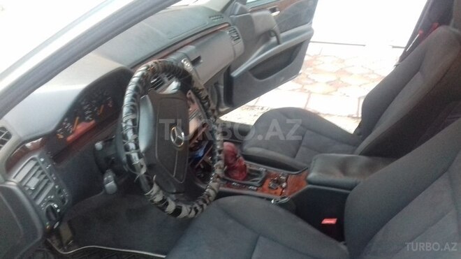 Mercedes E 240 1999, 286,100 km - 2.4 л - Şabran