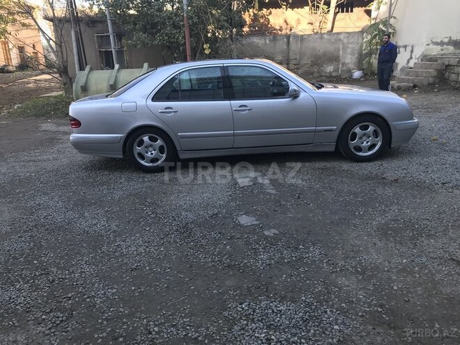 Mercedes E 220 2001, 258,000 km - 2.2 л - Bakı