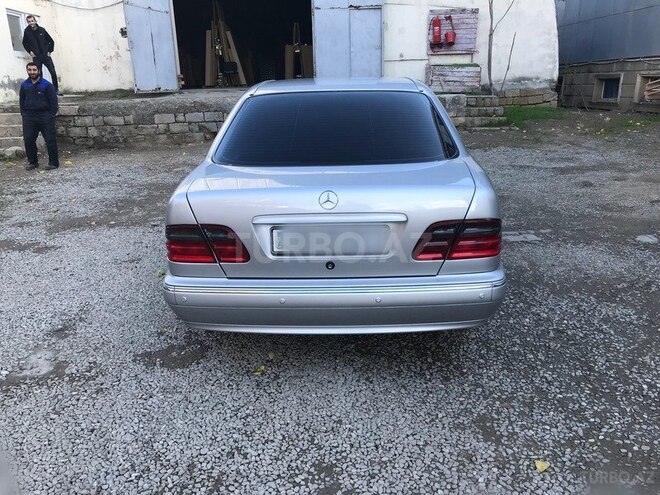 Mercedes E 220 2001, 257,000 km - 2.2 l - Bakı