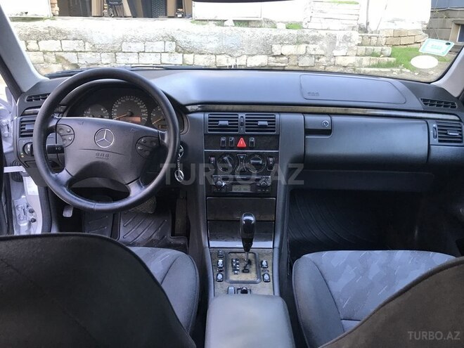 Mercedes E 220 2001, 257,000 km - 2.2 l - Bakı