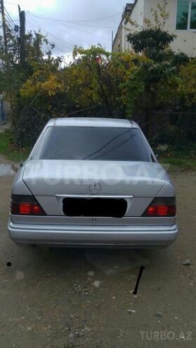 Mercedes E 250 1993, 253,521 km - 2.5 l - Bakı