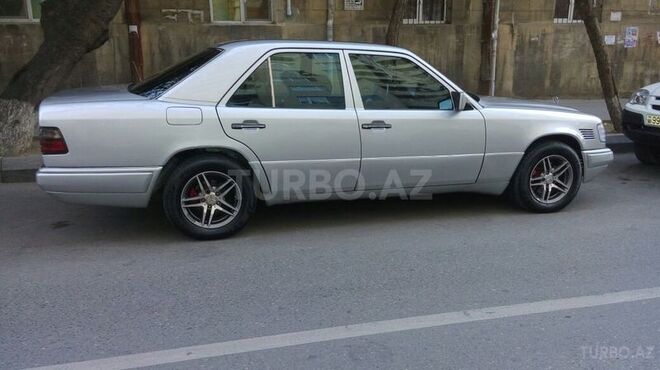 Mercedes E 250 1993, 253,521 km - 2.5 l - Bakı