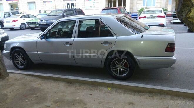 Mercedes E 250 1993, 253,521 km - 2.5 l - Bakı