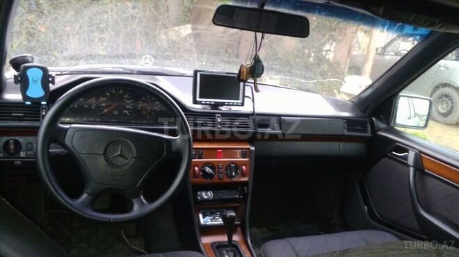 Mercedes E 250 1993, 253,521 km - 2.5 l - Bakı