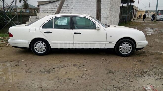 Mercedes E 220 1997, 325,460 km - 2.2 l - Bakı