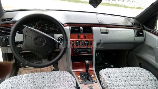Mercedes E 220 1997, 325,460 km - 2.2 l - Bakı