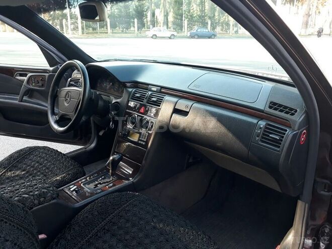 Mercedes E 240 1997, 230,000 km - 2.6 l - Mingəçevir