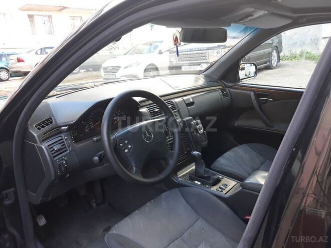 Mercedes E 240 1999, 263,000 km - 2.4 l - Bakı