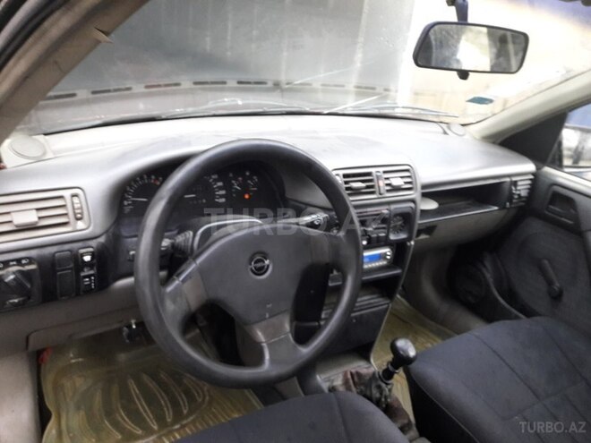 Opel Vectra 1993, 214,000 km - 2.0 l - Şəki