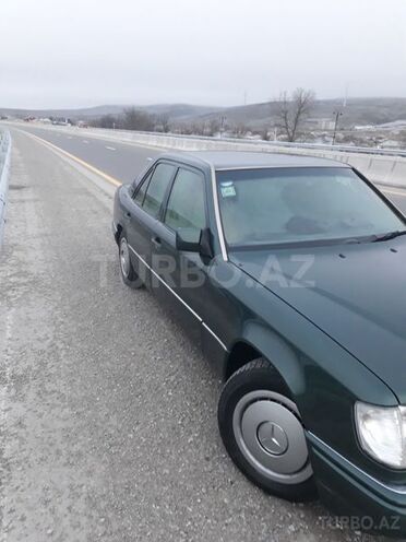 Mercedes E 220 1993, 310,000 km - 2.2 l - İsmayıllı