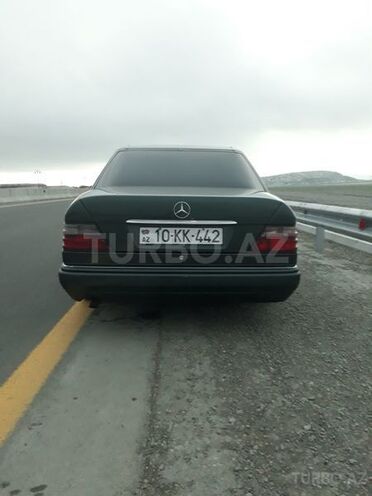 Mercedes E 220 1993, 310,000 km - 2.2 l - İsmayıllı