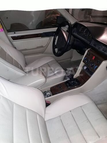 Mercedes E 220 1993, 310,000 km - 2.2 l - İsmayıllı