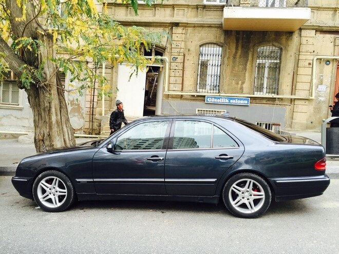 Mercedes E 220 2001, 404,000 km - 2.2 l - Bakı