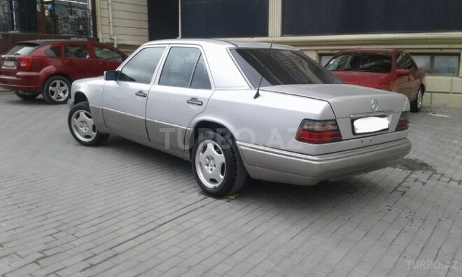 Mercedes E 220 1994, 213,658 km - 2.2 l - Bakı