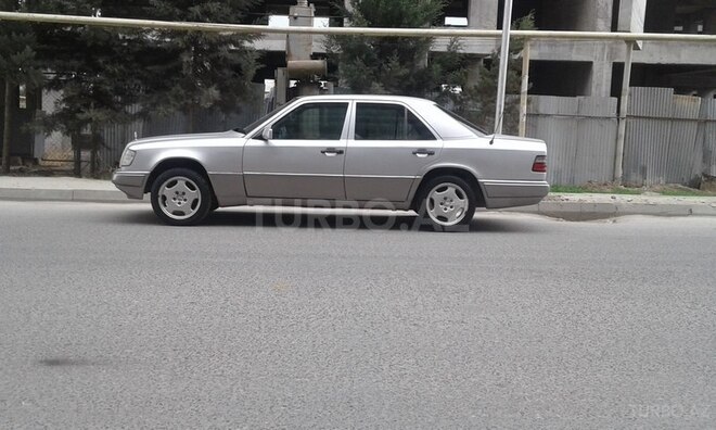Mercedes E 220 1994, 213,658 km - 2.2 l - Bakı