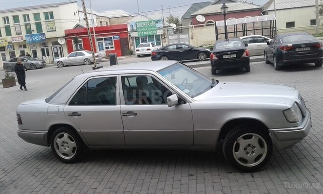 Mercedes E 220 1994, 213,658 km - 2.2 l - Bakı