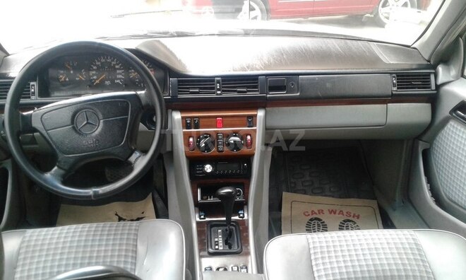 Mercedes E 220 1994, 213,658 km - 2.2 l - Bakı