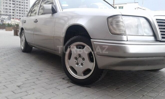 Mercedes E 220 1994, 213,658 km - 2.2 l - Bakı