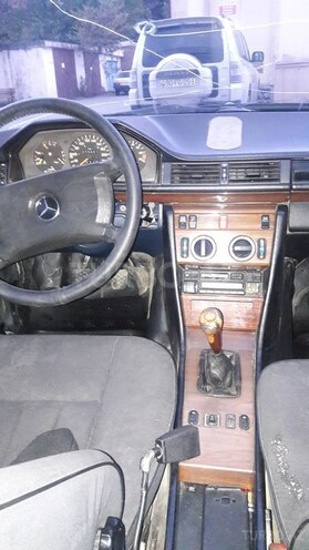 Mercedes E 230 1986, 235,000 km - 2.3 l - Bakı