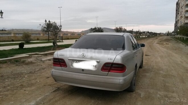 Mercedes E 220 2001, 288,000 km - 2.2 l - Bakı