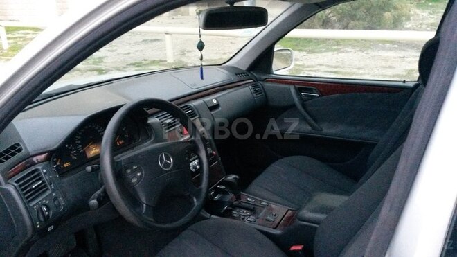 Mercedes E 220 2001, 288,000 km - 2.2 l - Bakı