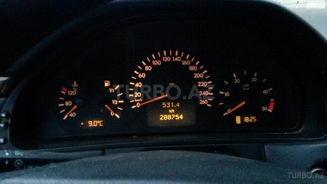 Mercedes E 220 2001, 288,000 km - 2.2 l - Bakı