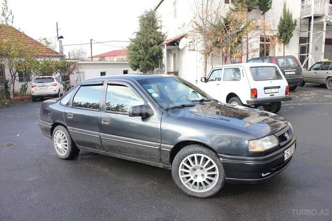 Opel Vectra 1995, 360,000 km - 2.0 l - Zaqatala