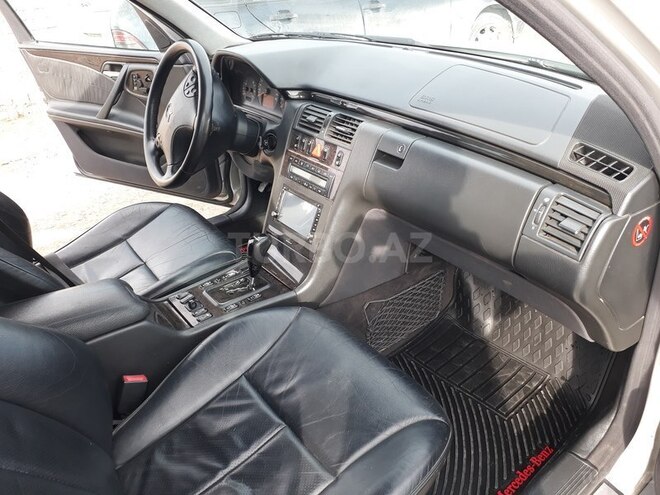 Mercedes E 260 2001, 162,000 km - 2.6 l - Şabran