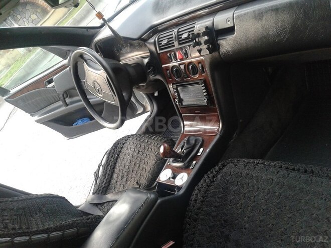 Mercedes E 220 1995, 464,487 km - 2.2 л - Balakən