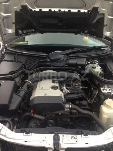 Mercedes E 200 1999, 321,700 km - 2.0 l - Naftalan