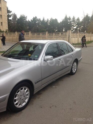 Mercedes E 200 1999, 321,700 km - 2.0 l - Naftalan