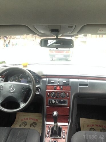 Mercedes E 200 1999, 321,700 km - 2.0 l - Naftalan