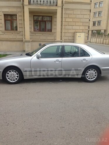Mercedes E 200 1999, 321,700 km - 2.0 l - Naftalan