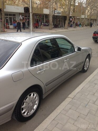 Mercedes E 200 1999, 321,700 km - 2.0 l - Naftalan