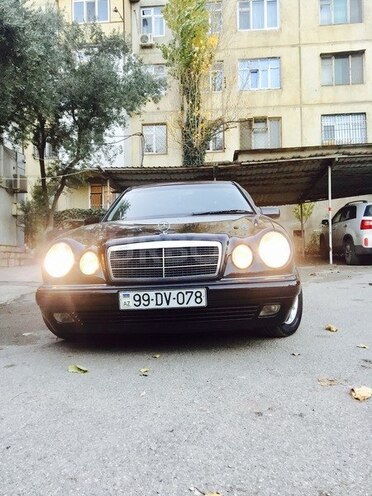 Mercedes E 240 1999, 300,000 km - 2.4 l - Bakı