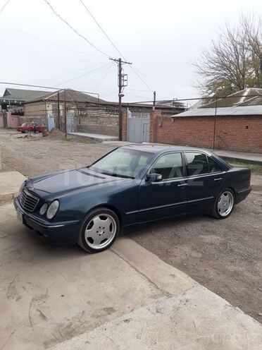 Mercedes E 350 2001, 272,213 km - 3.2 l - Ucar