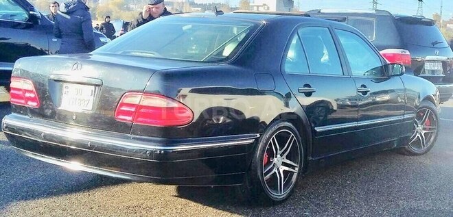 Mercedes E 320 2001, 196,000 km - 3.2 l - Bakı