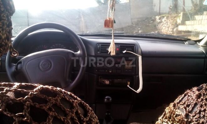 Opel Vectra 1994, 350,000 km - 1.8 l - Quba
