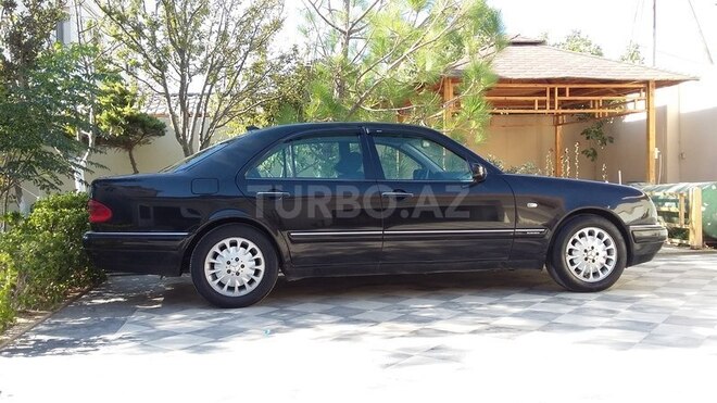 Mercedes E 220 1999, 208,000 km - 2.2 l - Bakı