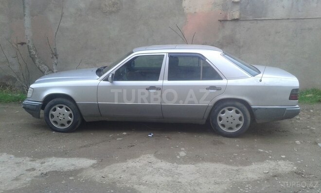 Mercedes E 220 1993, 368,200 km - 2.2 l - Bakı