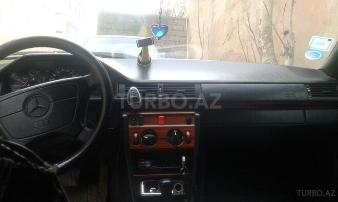 Mercedes E 220 1993, 368,200 km - 2.2 l - Bakı